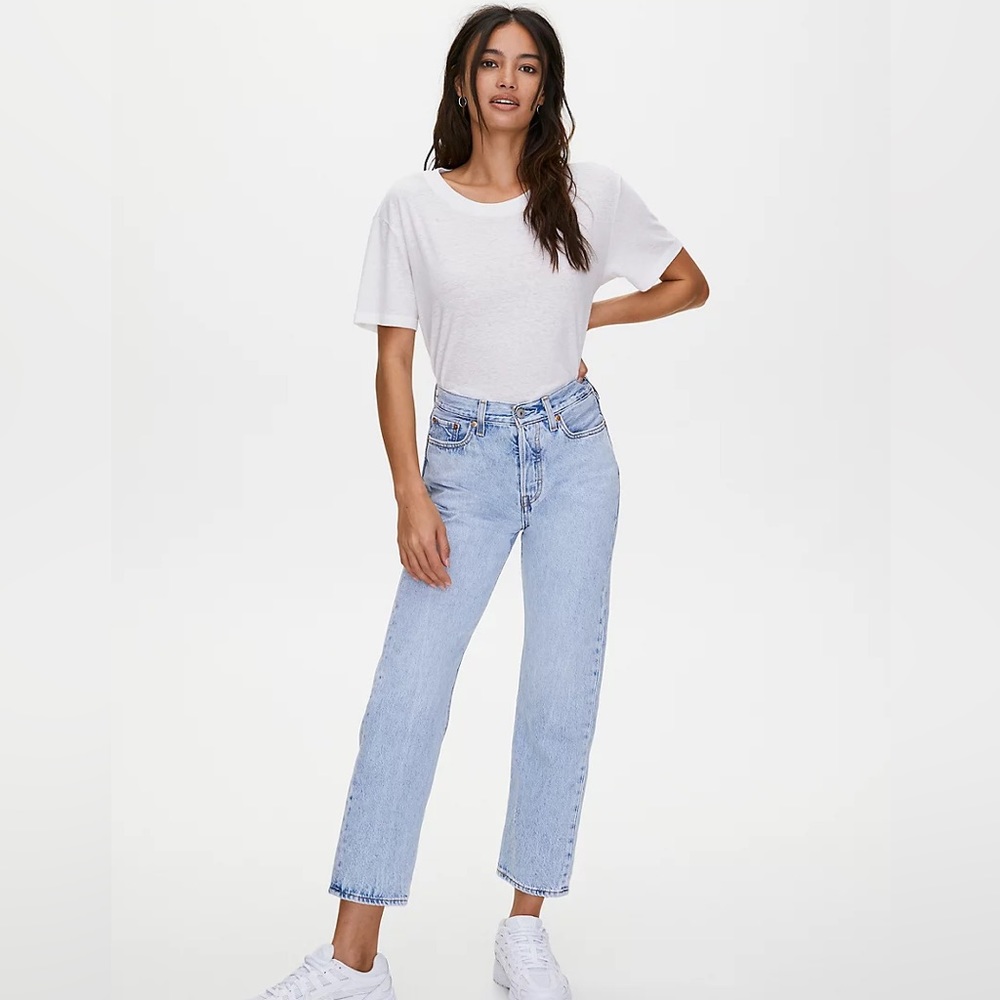 Aritzia Levi’s wedgie straight leg light wash red tab